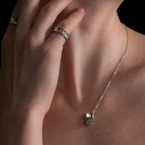 PÉTALES-ANHÄNGER-HALSKETTE, KLASSISCHES MODELL – RHODIUM