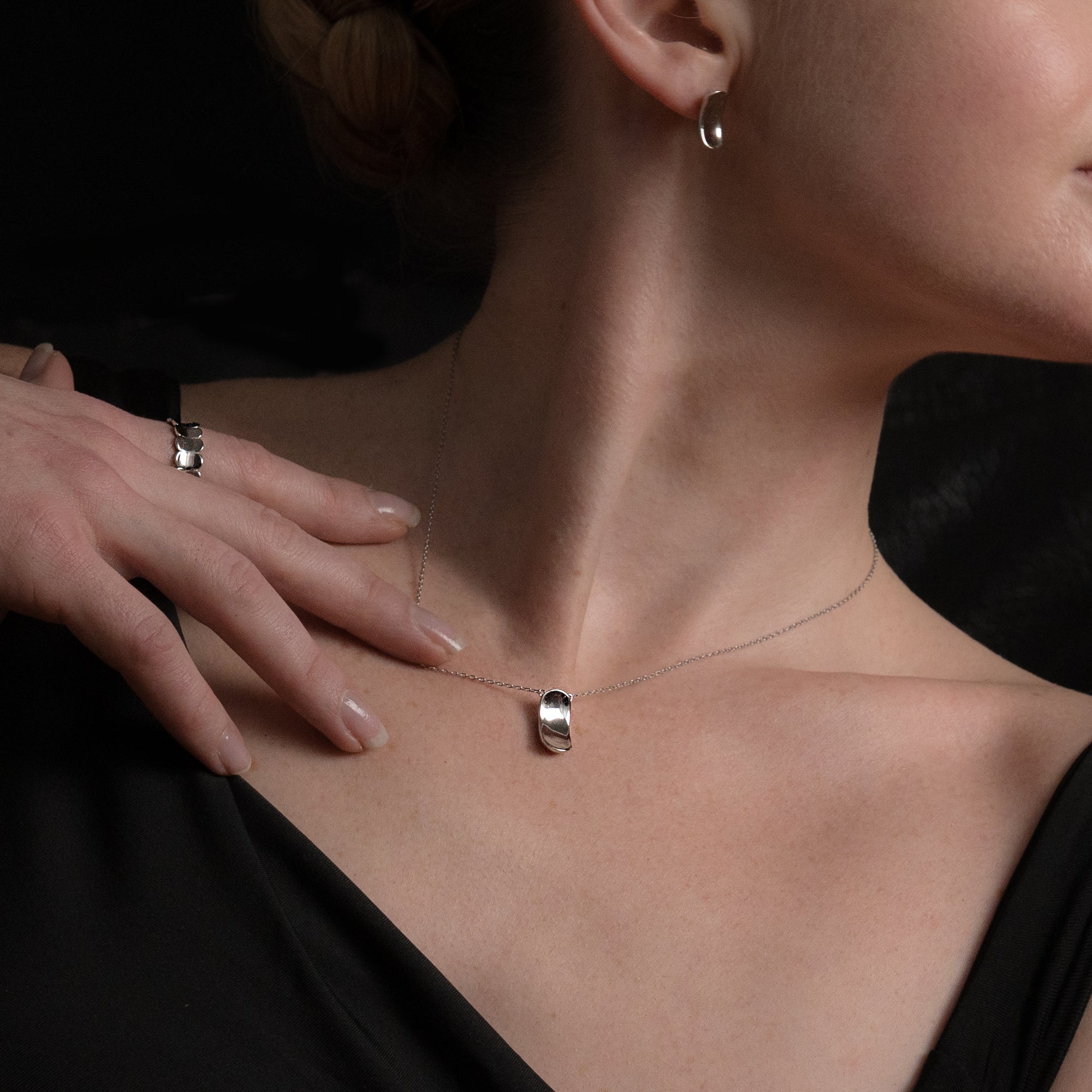 PÉTALES-ANHÄNGER-HALSKETTE, KLASSISCHES MODELL – RHODIUM